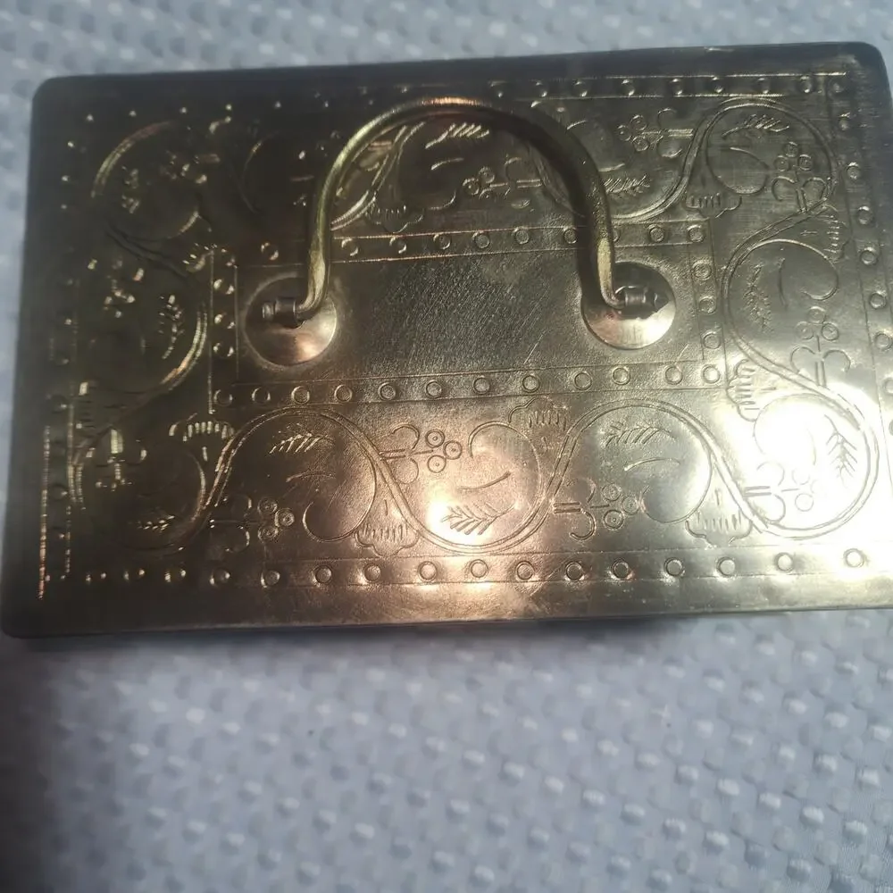 VINTAGE EUC LIGHT WEIGHT BRASS COLORED JEWELRY TREASURE BOX
